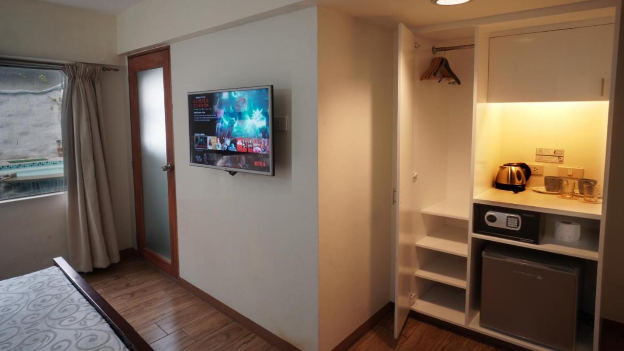 1775 Adriatico Suites Манила Экстерьер фото